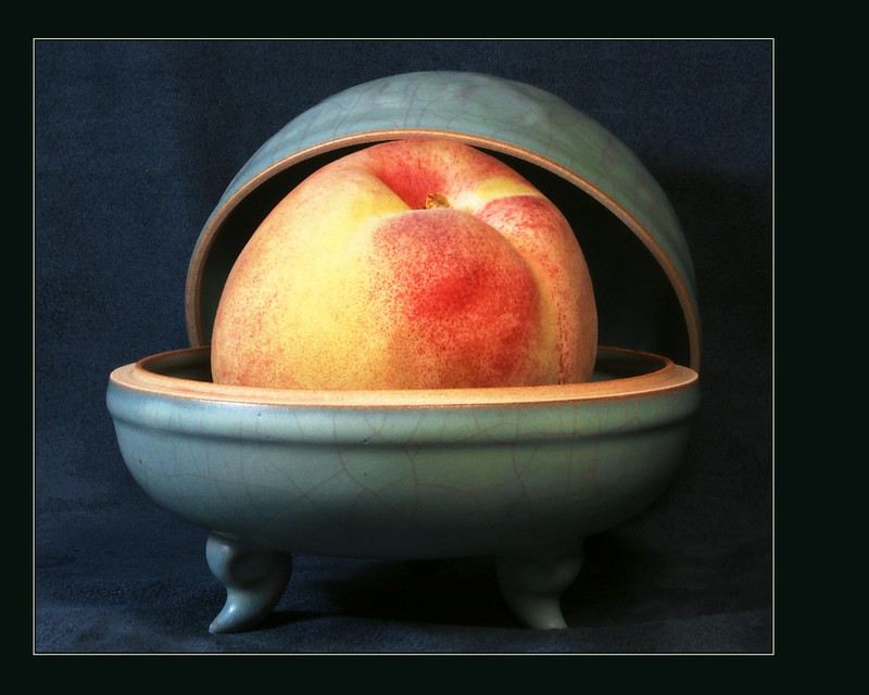 peach in a tripod box of Northern Song Dynasty Guanware