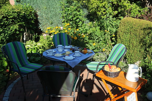 Frühstück im Garten (am ersten Morgen unseres diesjährigen Sommerurlaubs in Minden)