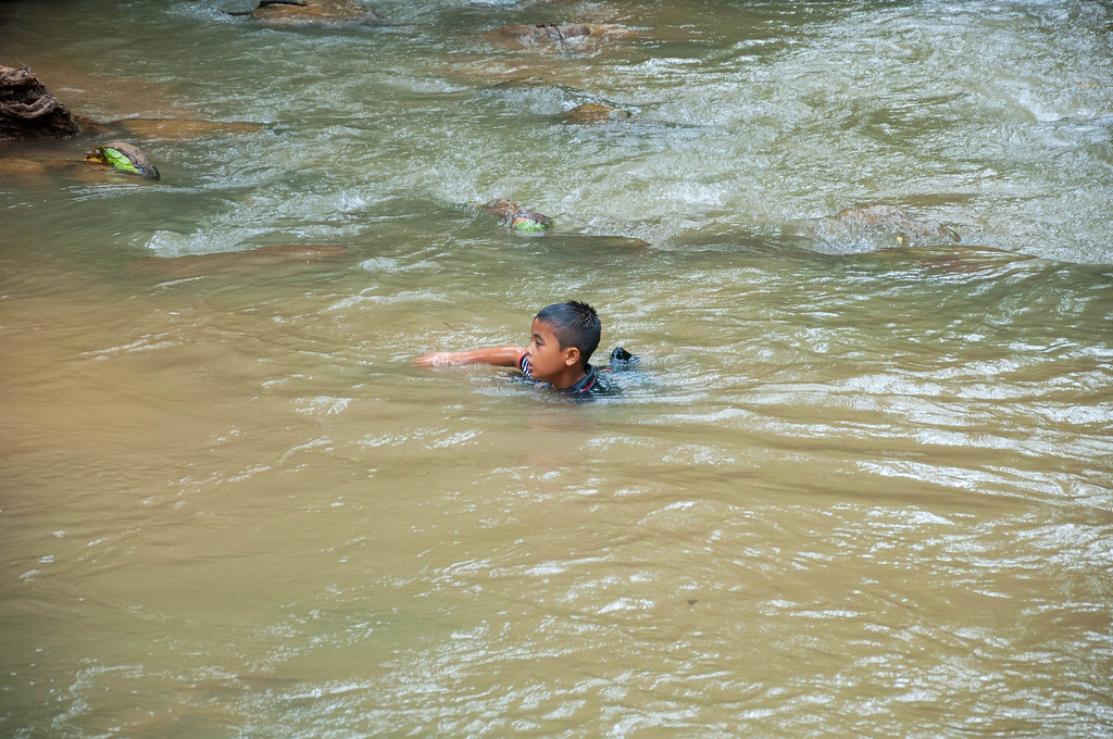 Mandi di sungai Ulu Paip