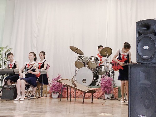 北韓中學音樂班表演，演出曲目為情緒激昂的北韓當地歌曲