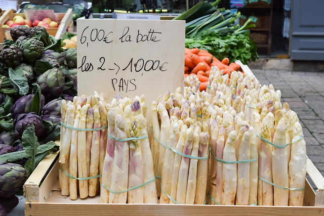 Local White Asparagus at Sarlat Market, South West France #asparagus #whiteasparagus #sarlat #market #farmersmarket #france #dordogne