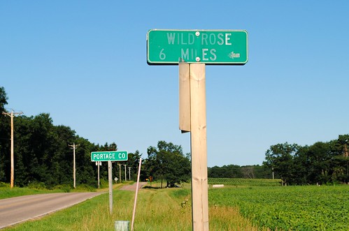 rural unitedstates usa unitedstatesofamerica wisconsin wi wildrose wildrosewisconsin wildrosewi wausharacounty sign arrow trees road direction portagecounty