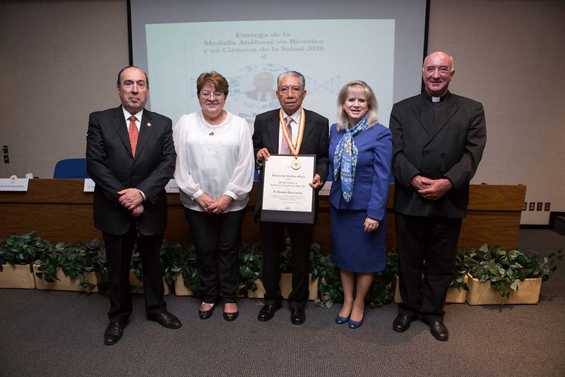 Medalla Anahuac en Bioetica y Ciencias de la Salud a Bernardo Villa