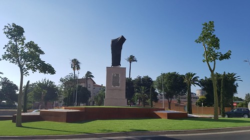 Nueva glorieta de la Avda. Cristóbal Colón con el nuevo monumento