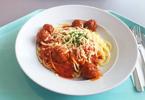 Spaghetti with meatballs & aromatic tomato sauce / Spaghetti mit Hackfleischbällchen und würziger Tomatensauce