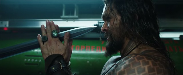 Aquaman (2018) - Atrapando espadas