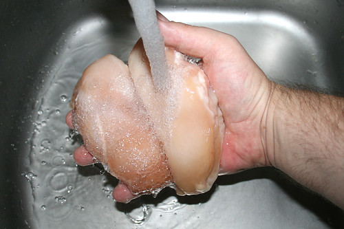 18 - Hähnchenbrustfilets waschen / Wash chicken breasts