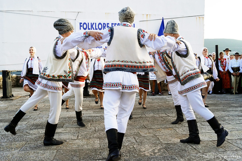 Народный танец от  фольклорной группы "Izvoras"