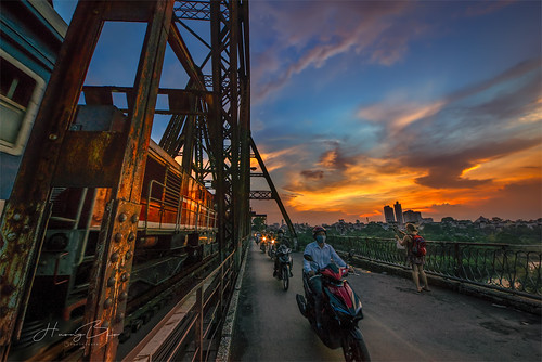 hoànghôncầulongbiên cầulongbiên sigma1224mm sonyirce7r city travel longbienbridge photography beautiful colorful bridge train sky clouds sunset