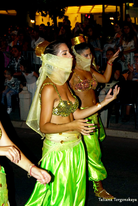 Девушки из карнавальной группы "Ćakulona"
