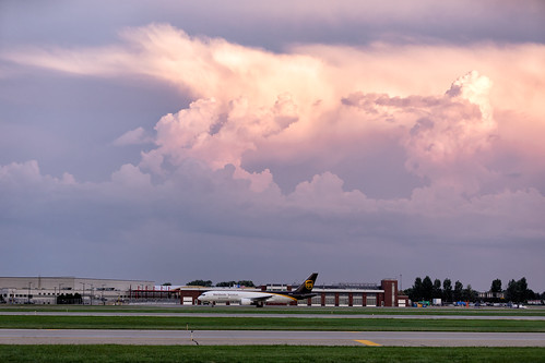 minneapolisstpaulinternationalairport msp kmsp mspairport cloudporn sunset smoke wildfiresmoke ups boeing 757 aviation aiport