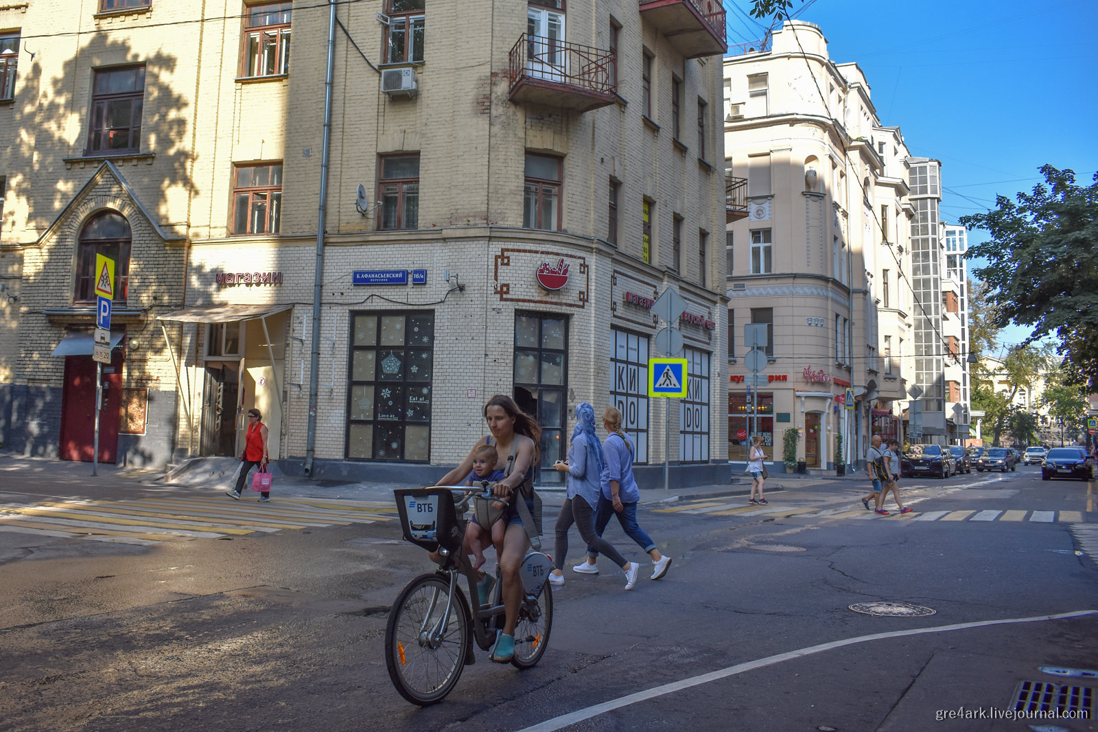 Зачем нужны улицы. Пешеходная улица Владивосток. Львов ул.пешая. Главная пешая улица Коломбо. Пешеходная улица Москвы в Африке.