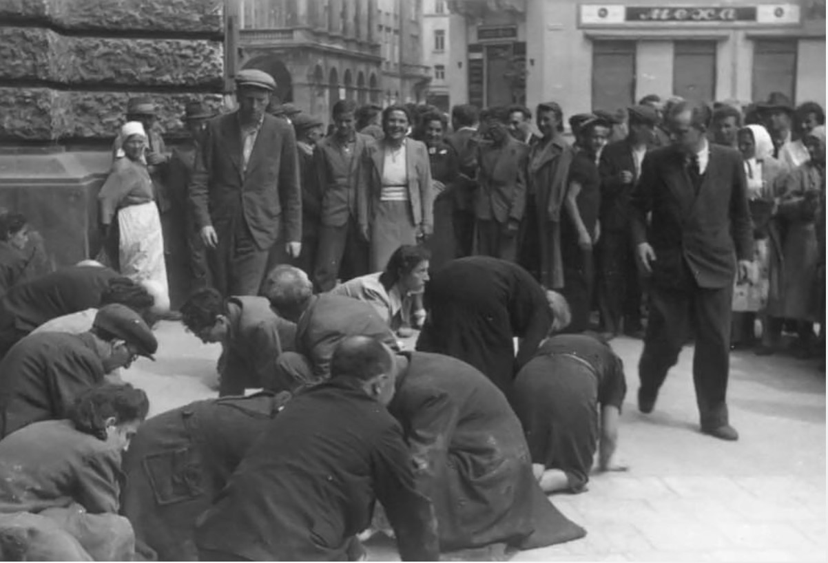 Евреи моют площадь перед Оперным театром, июль 1941