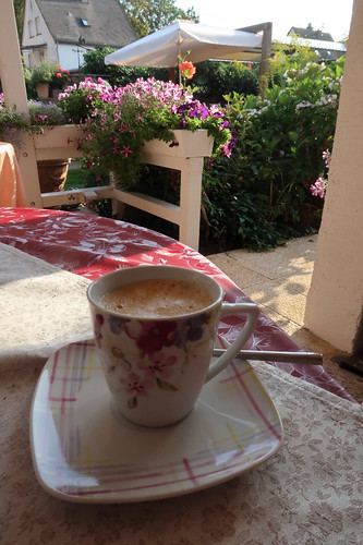 Morgendlicher Kaffee in der Kaffeeecke im Garten unserer Ferienwohnung