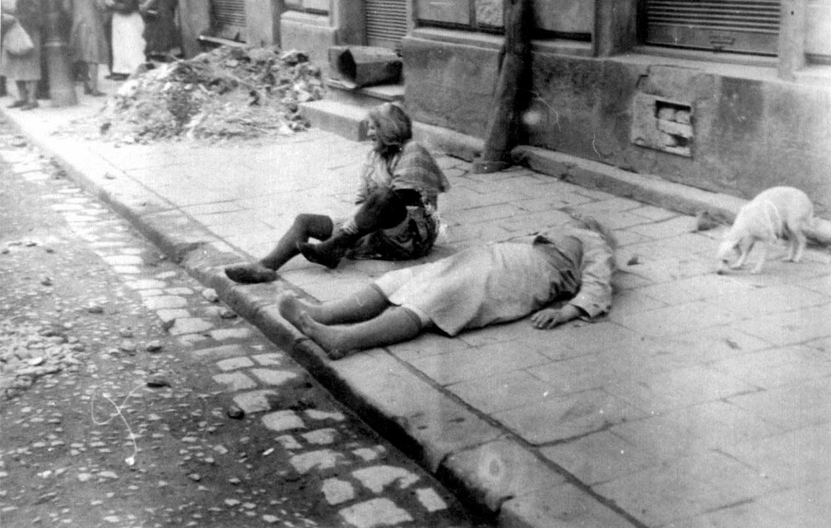 Две пожилые еврейки на улице Львова во время погрома. 30 июня - 2 июля 1941