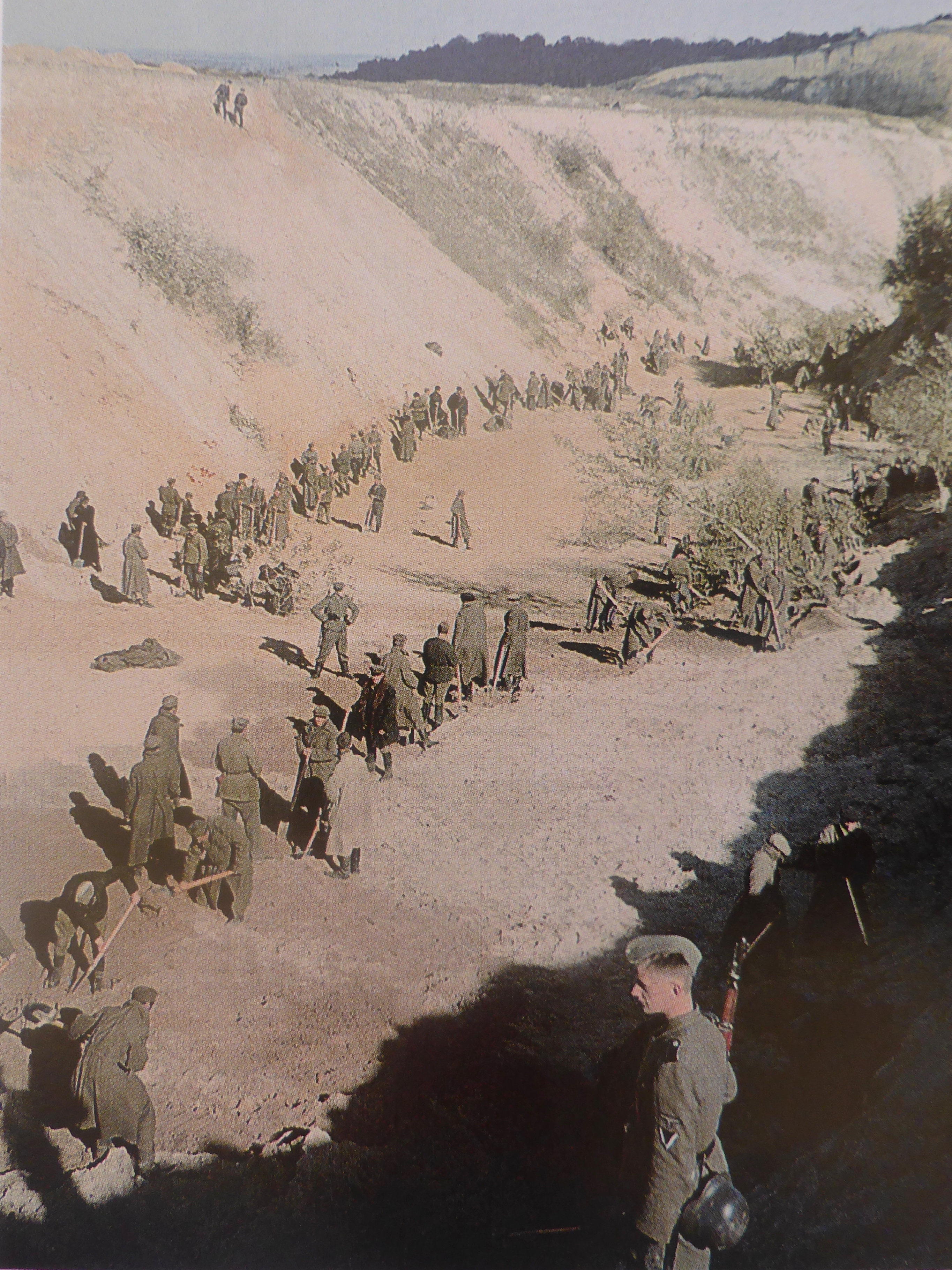 1941. Военнопленные под охраной эсэсовцев засыпают землёй участок Бабьего Яра, где лежат расстрелянные