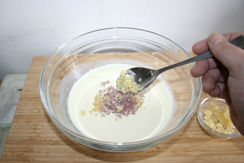 27 - Schalotten & Knoblauch in Schüssel geben / Put shallot & garlic in bowl