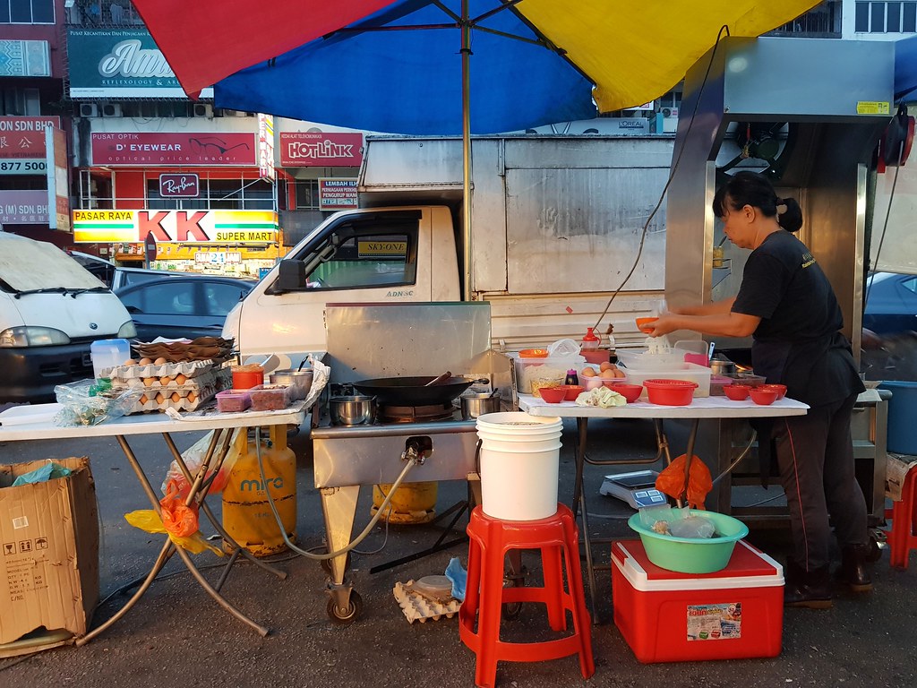 炒粿條 Char Koay Teow rm$7 @ 彩虹槟城炒粿條 Rainbow Penang Char Koay Teow at @ SS2 Morning Market