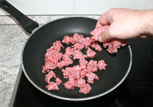 14 - Rinderhackfleisch in Pfanne geben / Put ground meat in pan