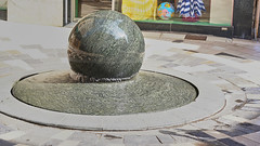 Revolving ball fountain