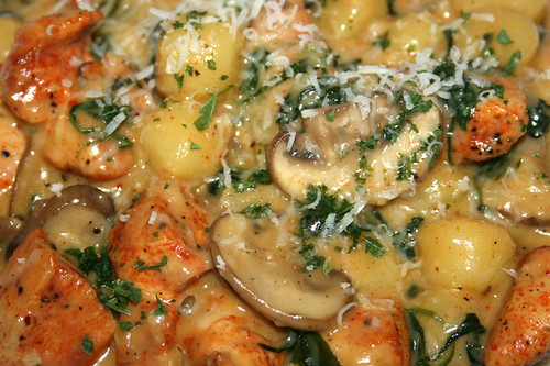 48 - One Pot Gnocchi with chicken, spinach & mushrooms / One Pot Gnocchi mit Hähnchen, Spinat & Pilzen - CloseUp