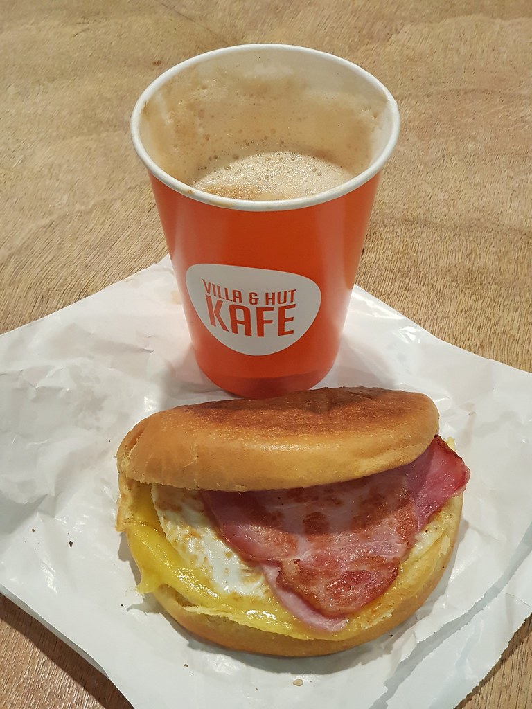 Latte(M) AUD$5.90 & EggHamBrioche AUD$9.90 @ Villa & Hut Cafe at Melbourne Airport