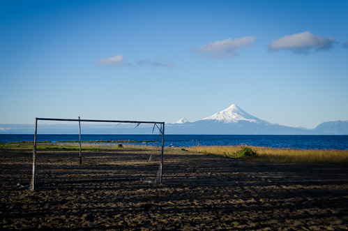 futbol paisaje landscape volcano volcan volcanosorno lagollanquihue llanquihue lake surdechile patagonia arco red azules cielo bluesky totora junquillo playa arena