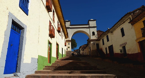 angle beauty composition outdoor panorama perspective scenery scenic view extérieur city urban cityscape travel ville architecture bâtiment wide holidays backpacking backpacker street arch arche door vanishingpoint blue sky south america latina peru perou cusco cuzco