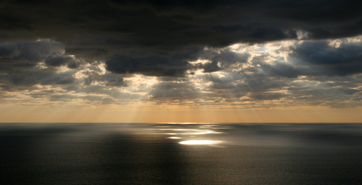 Крымское небо, море, облака и солнце.