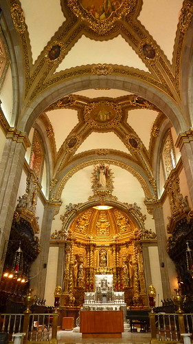 angle beauty composition perspective scenic view backpacking city architecture bâtiment indoor indoors light gold or oro arches church eglise basilica basilique lady guadalupe latina north america mexico mexique df inside