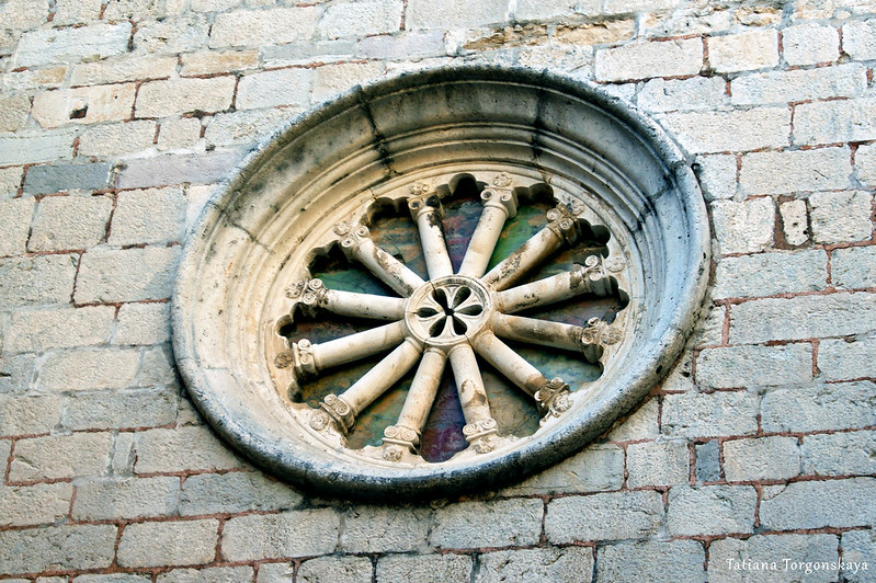 Окно-роза на фасаде церкви Св. Клары