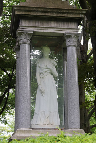 newyorkstate upstate jamestown jamestownnewyork westernnewyork lakeviewcemetery ladyinglass cemetery statue