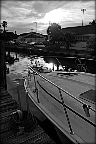 marinasunset2016 halifaxharbormarina sunset daytonabeachflorida boat yachtbasin dock buildings piling palmtrees water halifaxriver sailing
