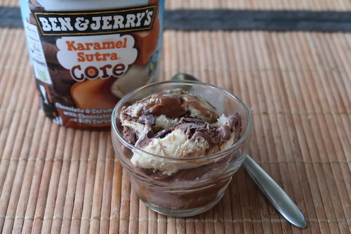 Ein kleines Schälchen Karamel Sutra Core (= Karamell- und Schokoladen-Eis mit Karamell-Kern) von Ben & Jerry´s