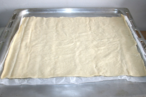 39 - Pizzateig auf Backblech ausbreiten / Put pizza dough on baking tray