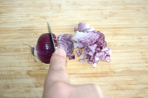 22 - Rote Zwiebel würfeln / Dice red onion