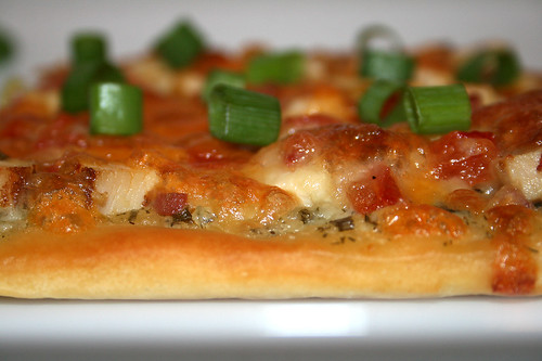 53 - Chicken Garlic Pizza with Ranch Dressing - Close Up / Hähnchen Knoblauch Pizza mit Ranch Dressing - Nahaufnahme