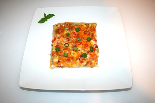 51 - Chicken Garlic Pizza with Ranch Dressing  - Served / Hähnchen Knoblauch Pizza mit Ranch Dressing - Serviert