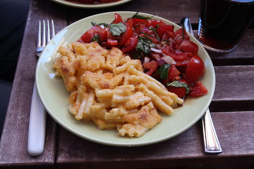 Mac ’n Cheese mit Tomatensalat (meine 1. Portion)