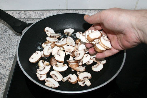 23 - Pilze in Pfanne geben / Put mushrooms in pan