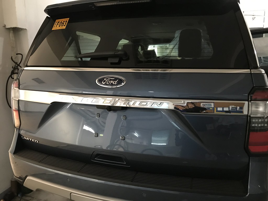 Ford Expedition, back
