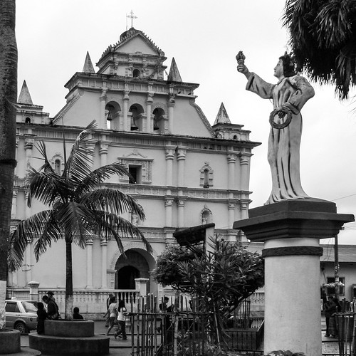 2007 guatemala blackwhite statue church iglesia igreja 11 square bw sancristóbalverapaz palm