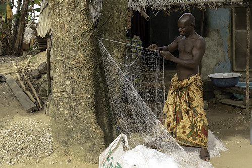 nigeria calabar crossriverstate fisherman netmending net westafrica people