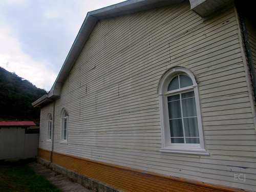 zócalo edificio arquitectura posterior patrimonio pueblo campo rural caminata iglesia templo ventana madera metálico techo
