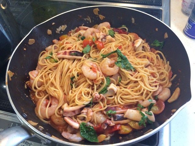 Pasta with squid and shrimp with tomato sauce
