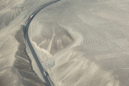 spiral spirale lineas de nazca nasca lines panamericana trucks road street peru aerial view avion aircraft plane window seat travel viajar turismo tourism