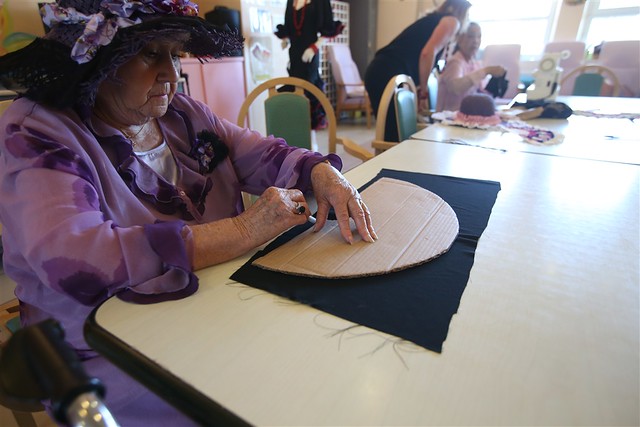 Les résidents de l'Ehpad Lesbazeilles à Mont-de-Marsan réalisent une robe flamenca