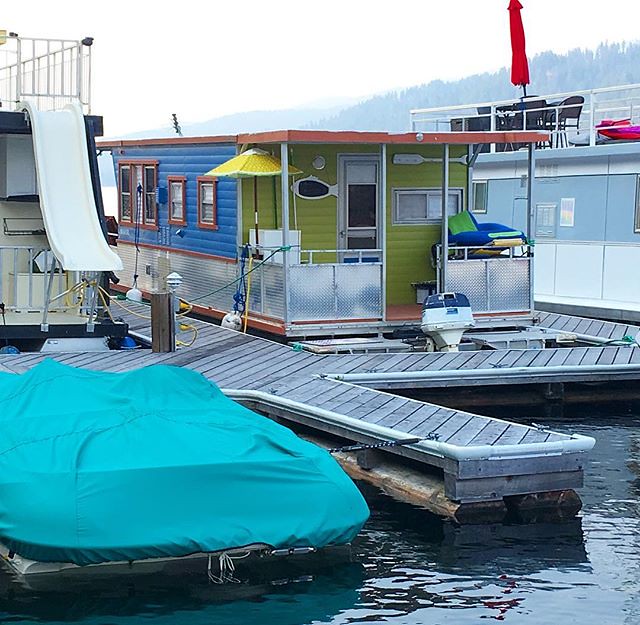 Wanna live in a lil’ houseboat? 💚💙🌊