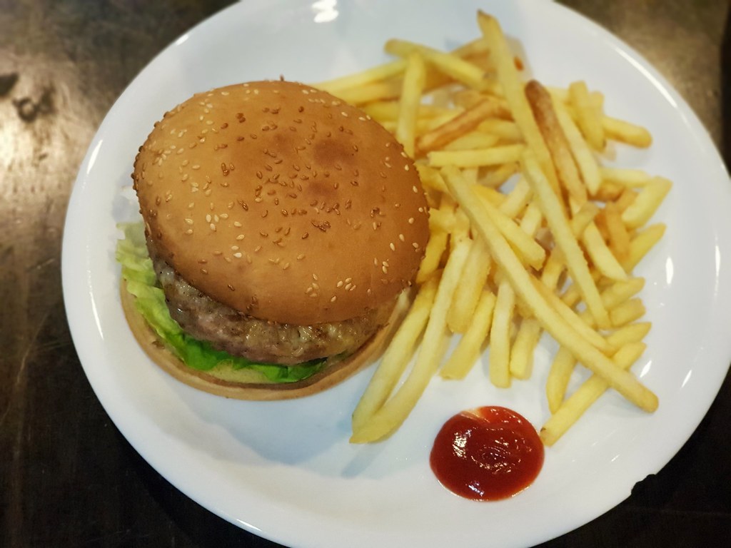 猪肉汉堡 Pork Burger w/Ice Lemon Tea rm$17.50 @ Skippys Pizza at Phileo Damansara 1
