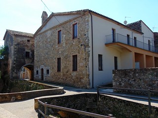 Crespià. Ajuntament i antiga capella de Santa Llúcia